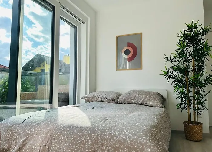 Sunny Modern With Balcony - Free Parking *