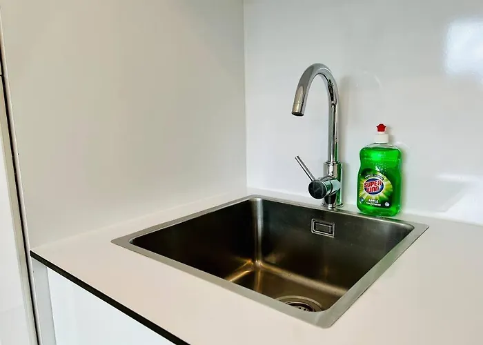 Apartmán Sunny Modern With Balcony - Free Parking