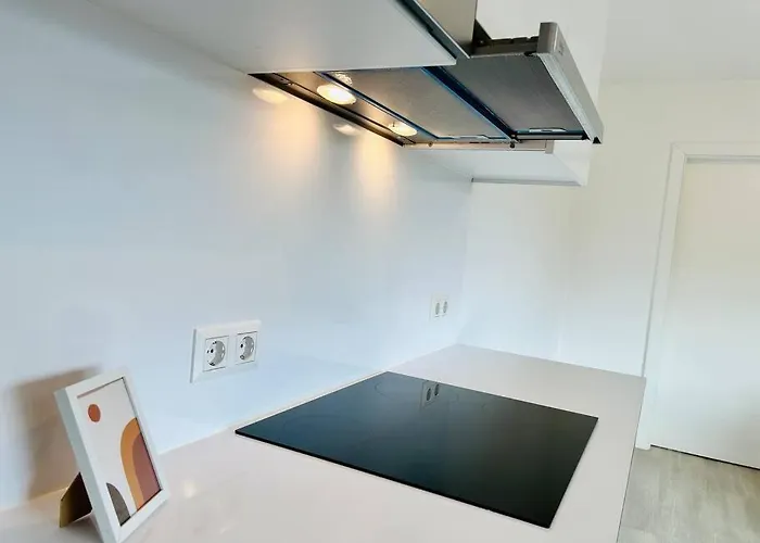 Sunny Modern With Balcony - Free Parking *